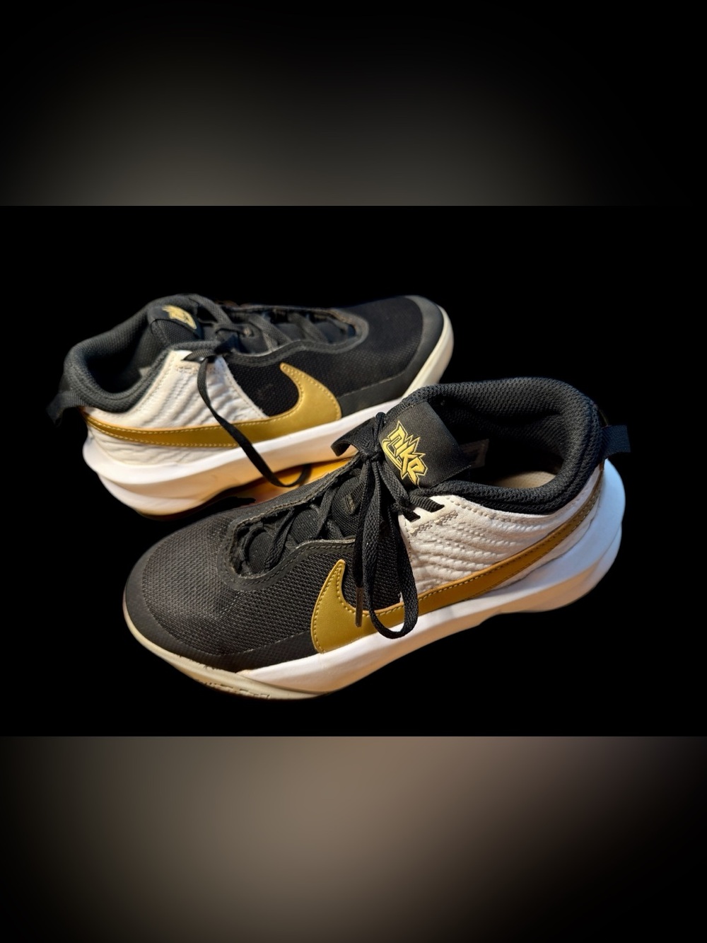 Nike Team Hustle D 10 GS Youth Basketball Shoes Black White Metallic Gold 4.5Y